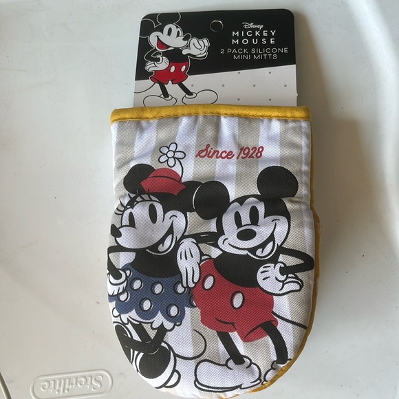 NWT 2 pack Mickey Mouse silicone mitts - Picture 1 of 2